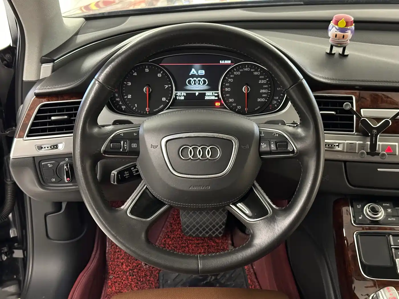 Фото 17 - Audi A8