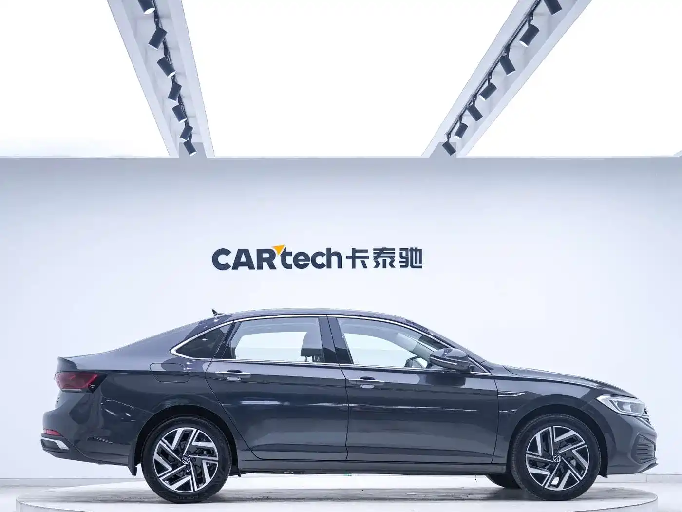 Volkswagen Sagitar 2025 Model Year 3rd Facelift 300TSI DSG Surpassing Edition фото 8