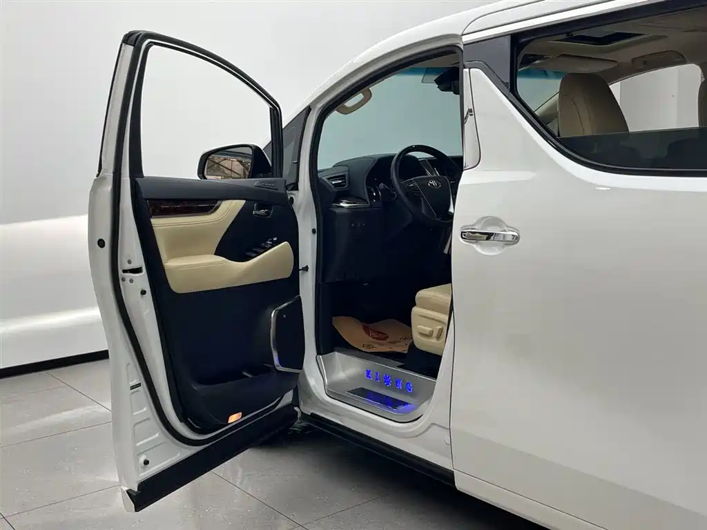 Toyota Alphard 2021 Hybrid 2.5L Luxury фото 16