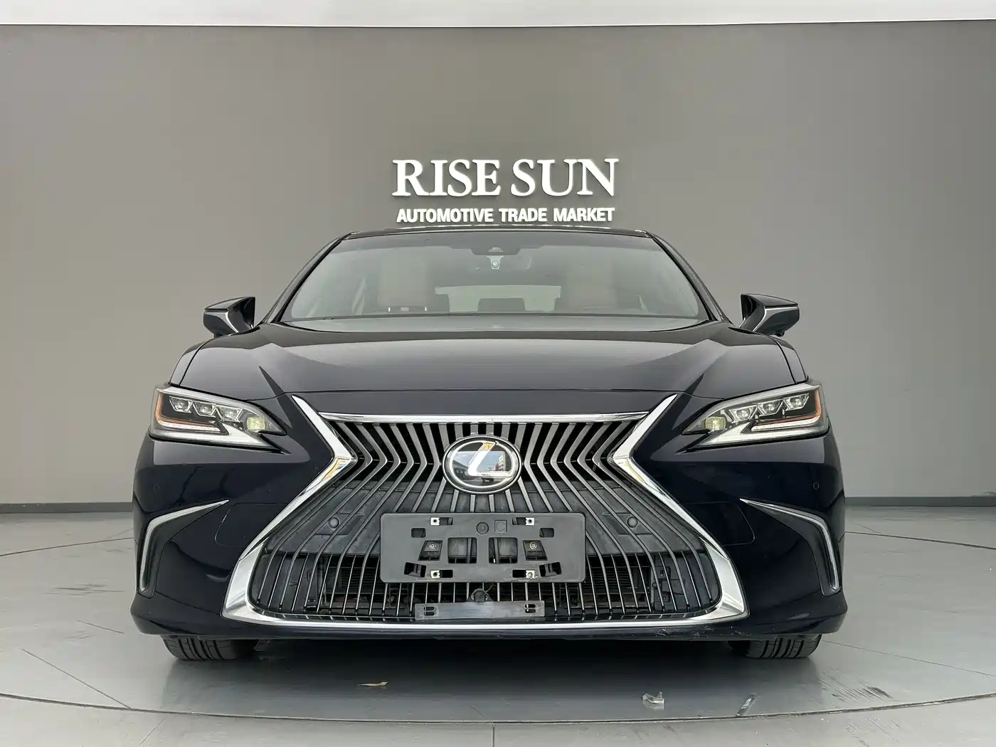 Фото 2 - Lexus ES