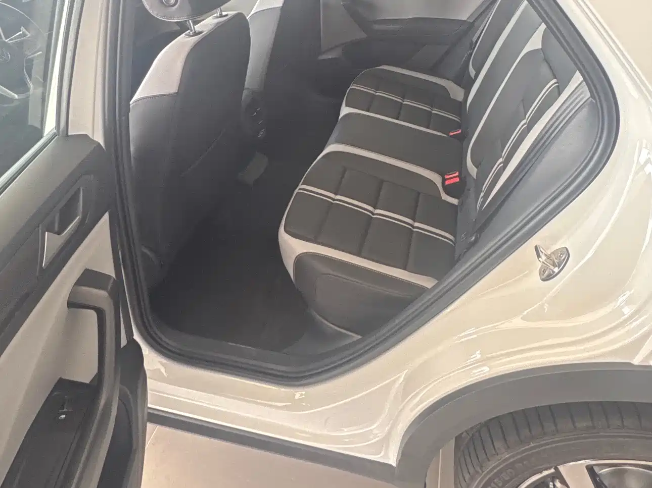 VOLKSWAGEN T-ROC EXPLORING SONGS