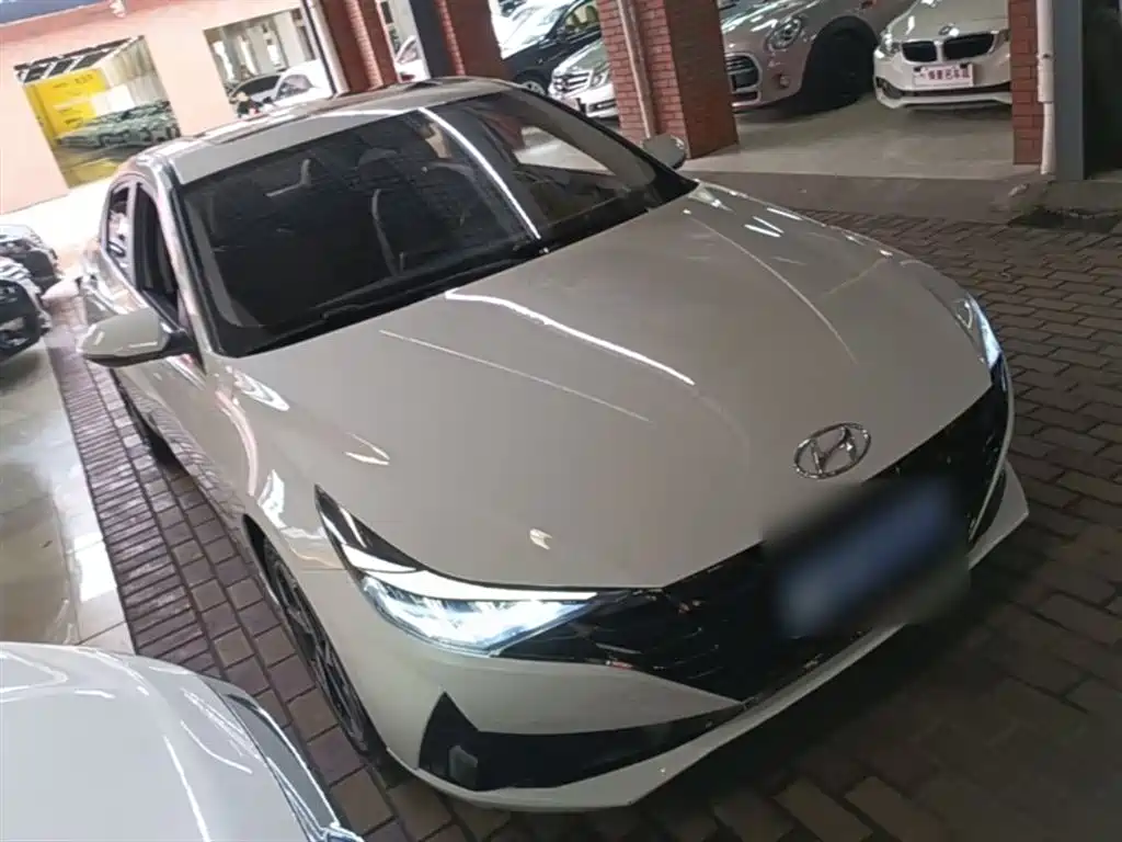 Hyundai Elantra 2021 1.5L CVT LUX Premium Edition фото 4