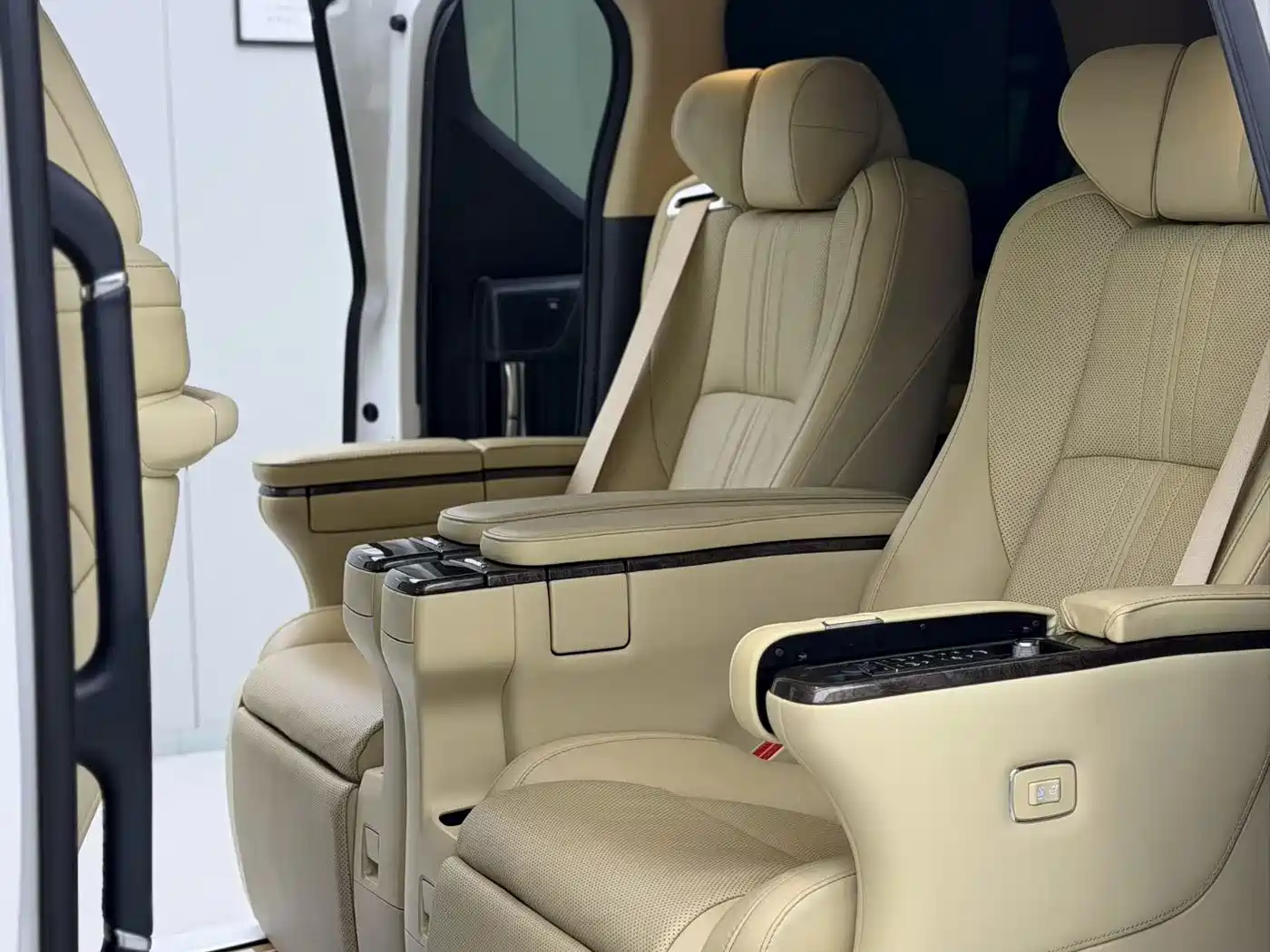 Toyota Alphard 2021 Hybrid 2.5L Luxury фото 8