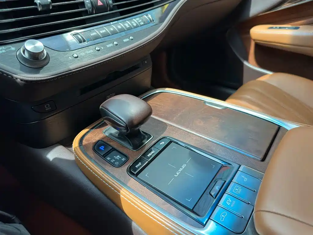 Lexus LS 2018 500h Executive Edition China V фото 21