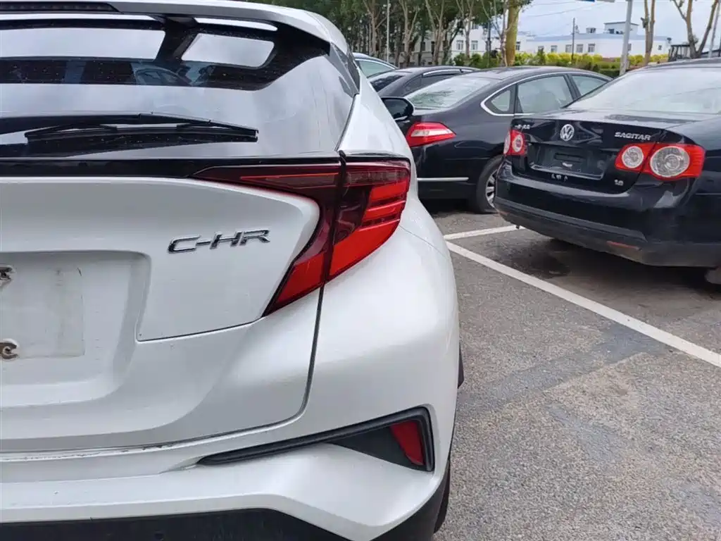 Toyota C-HR 2021 2.0L Luxury Edition фото 8