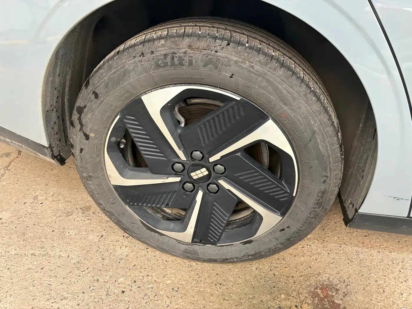Geely Galaxy Galaxy L6 2025 EM-i 140km Explorer+ Edition фото 16