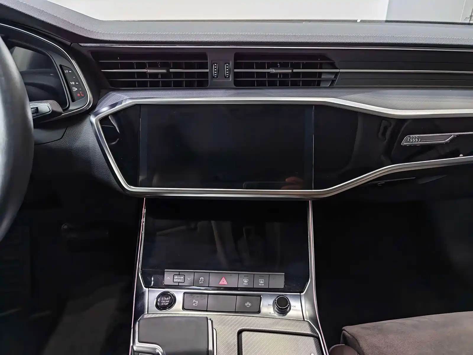 Фото 9 - Audi A7L