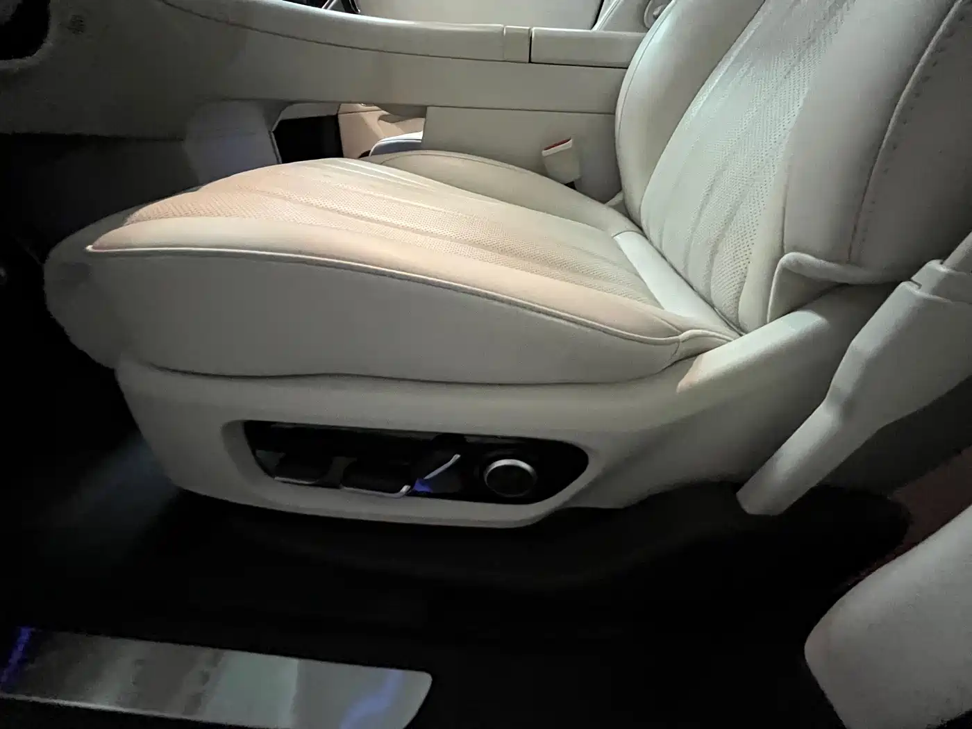 AITO Wenjie AITO M8 2025 Model Extended Range Max+ Edition 53.4kWh 6-Seater фото 7