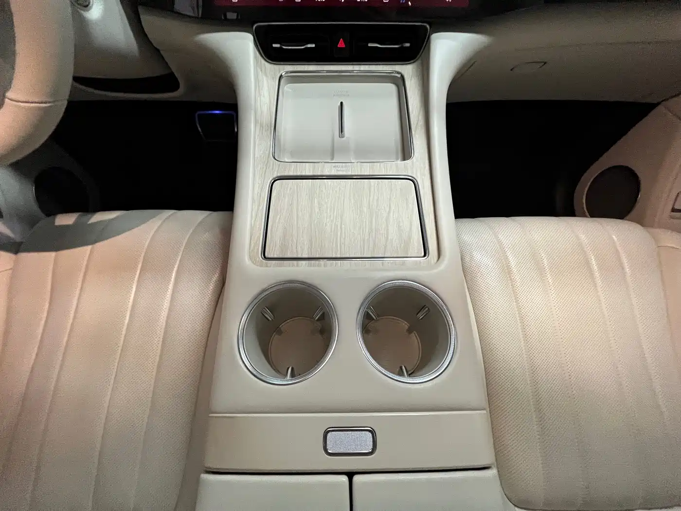 AITO Wenjie AITO M8 2025 Model Extended Range Max+ Edition 53.4kWh 6-Seater фото 23