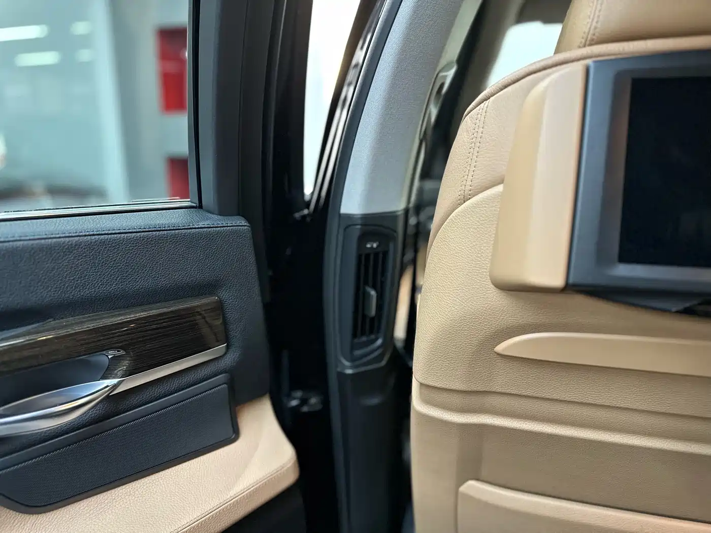 BMW 7 Series 2011 750Li xDrive фото 22