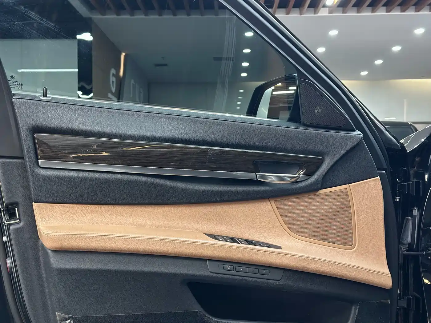 BMW 7 Series 2011 750Li xDrive фото 5