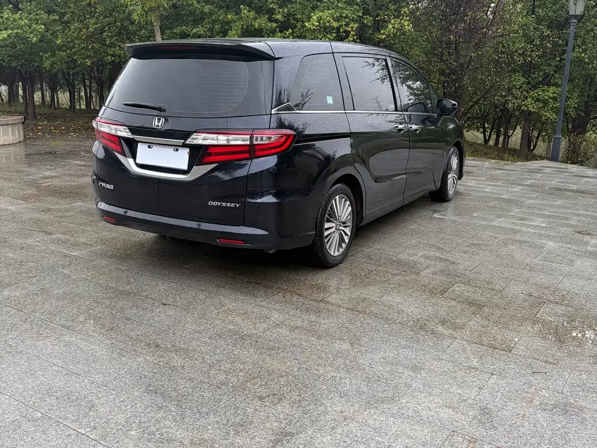 Фото 4 - Honda Odyssey