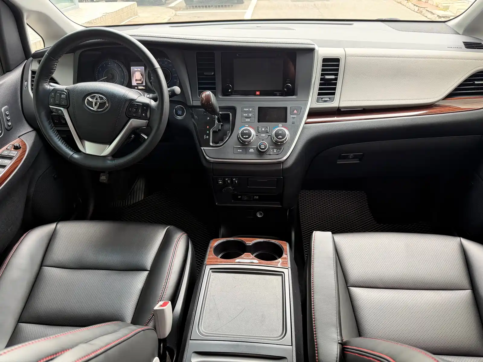 Photo 15 - Toyota Sienna
