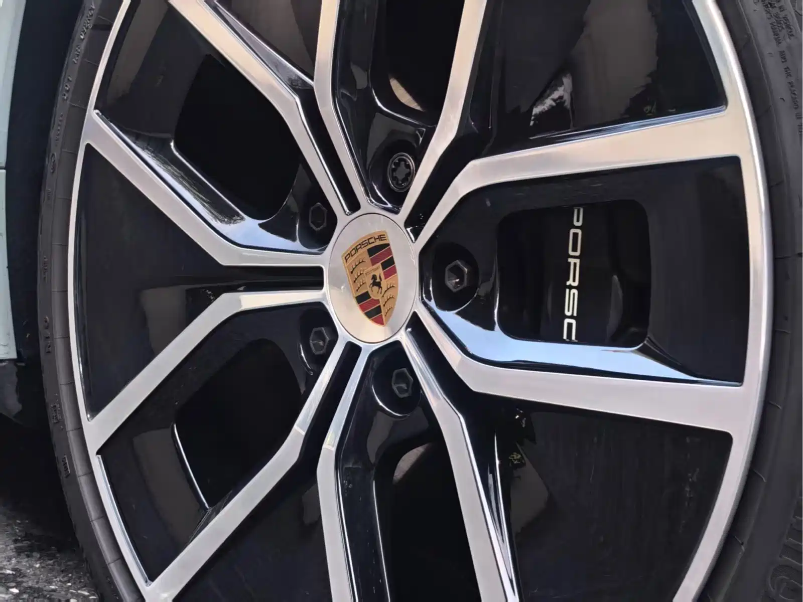 Photo 10 - Porsche Taycan