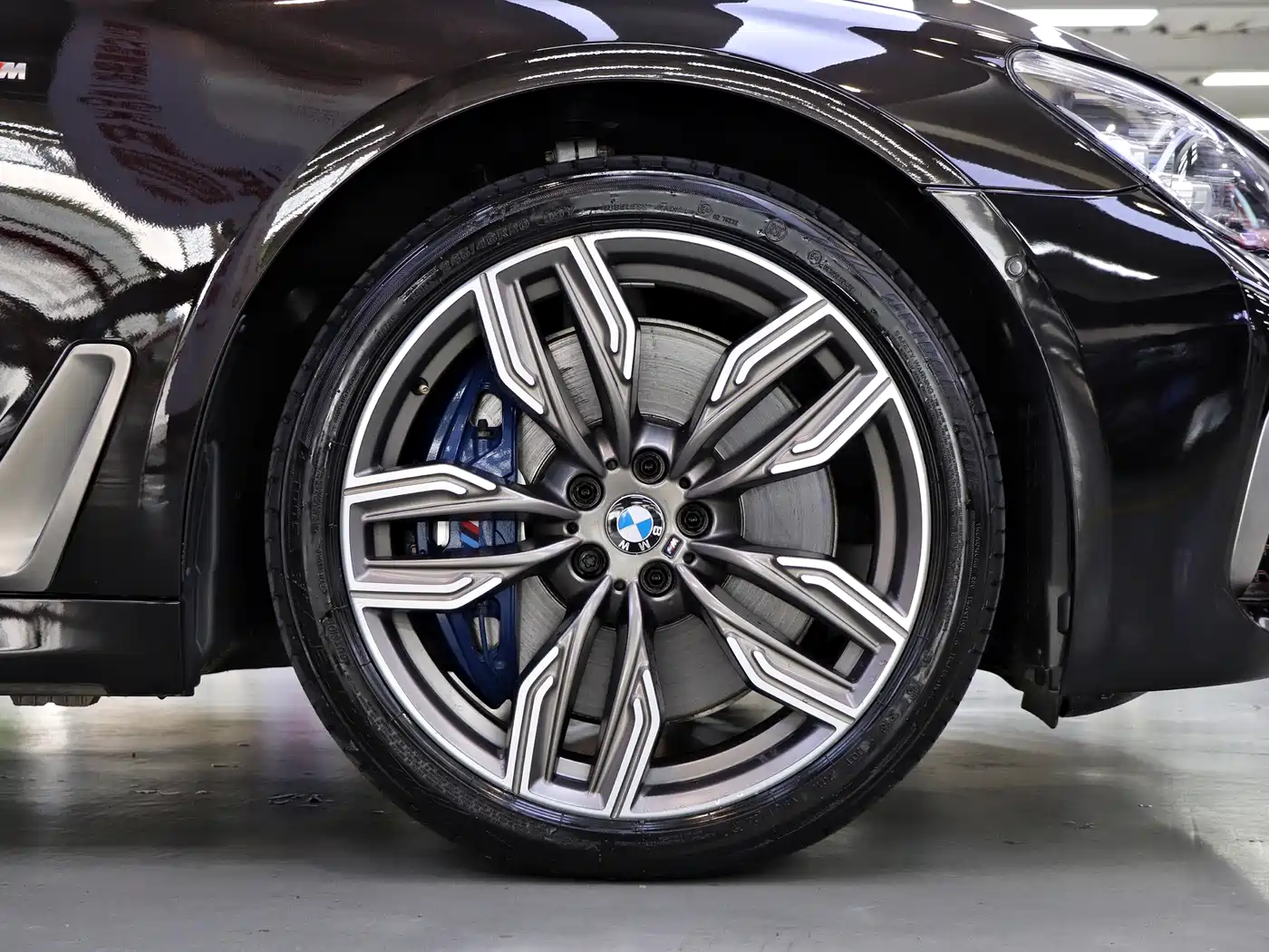 BMW 7 Series 2018 M760Li xDrive фото 40
