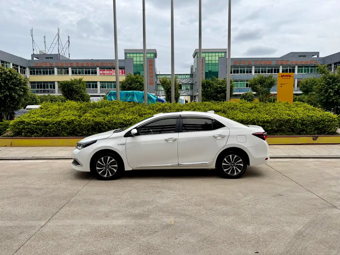 Toyota Corolla 2018 Hybrid 1.8L E-CVT Smart Edition фото 3