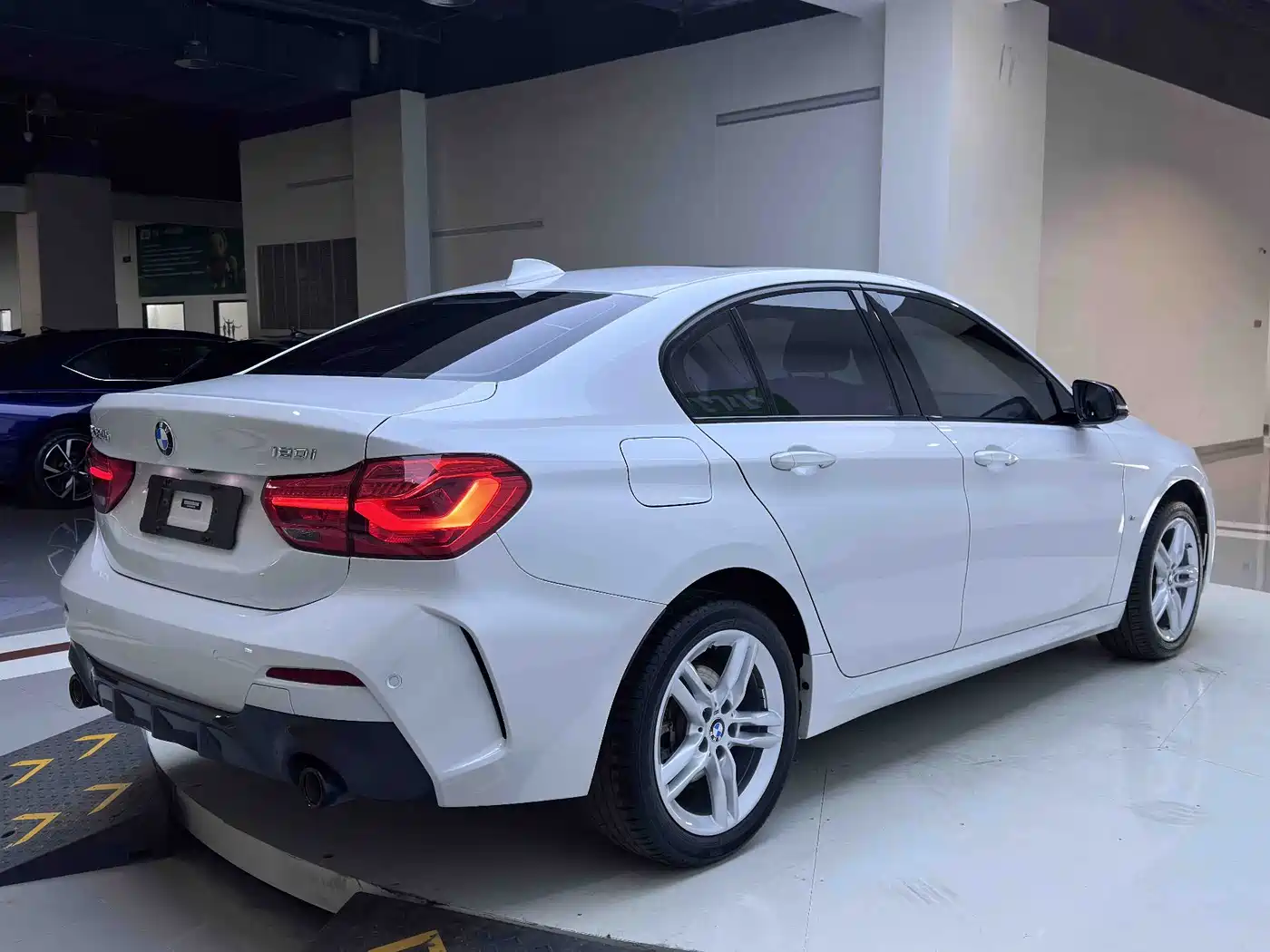 BMW 1 Series 2022 120i M Sport Shadow Edition фото 5
