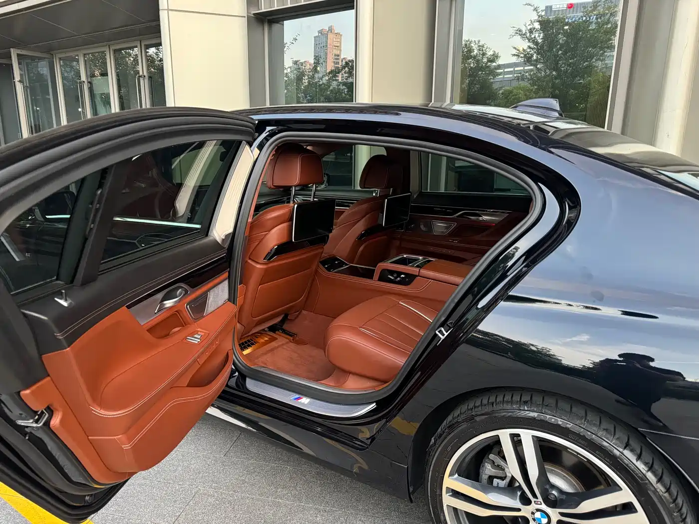BMW 7 Series 2018 750Li xDrive M Sport Package фото 17