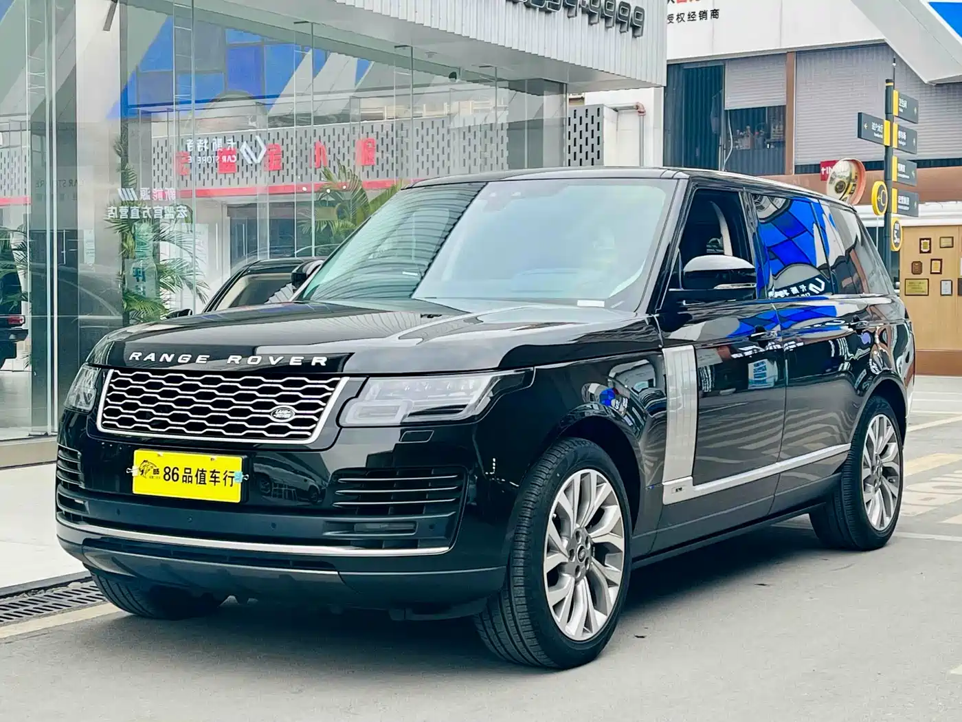 Land Rover Range Rover 2021 3.0 L6 Heritage Extended Classic Edition фото 2