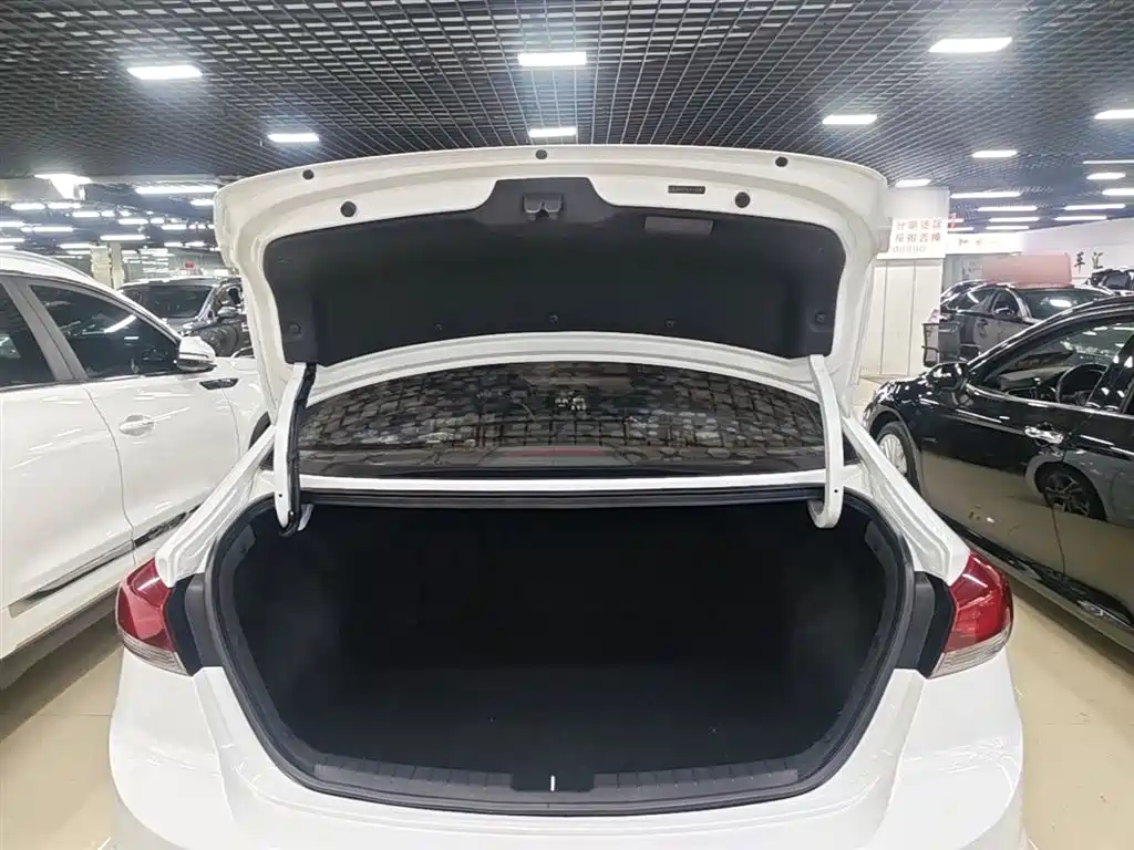 Hyundai Elantra 2016 Model 1.6L Automatic Smart Elite фото 19