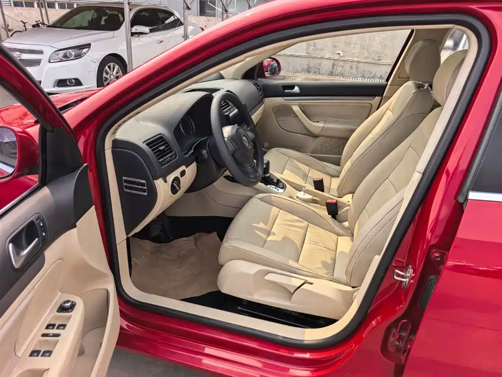 Volkswagen Sagitar 2011 1.6L Auto Comfort фото 10