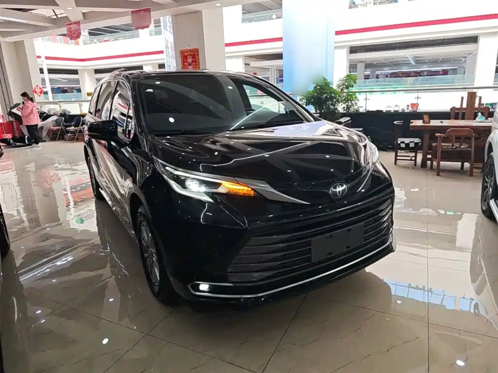 Toyota Sienna 2021 2.5L Hybrid Premium Edition фото 4