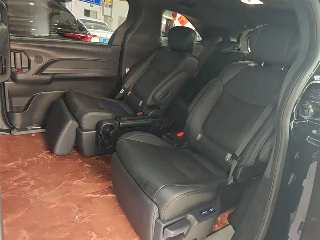Toyota Sienna 2021 2.5L Hybrid Premium Edition фото 17