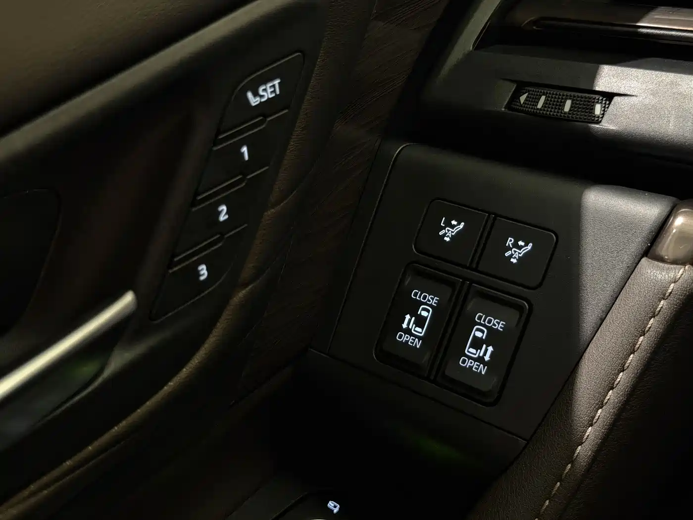 Toyota Vellfire 2024 Crown Hybrid 2.5L Executive Premium Edition фото 14