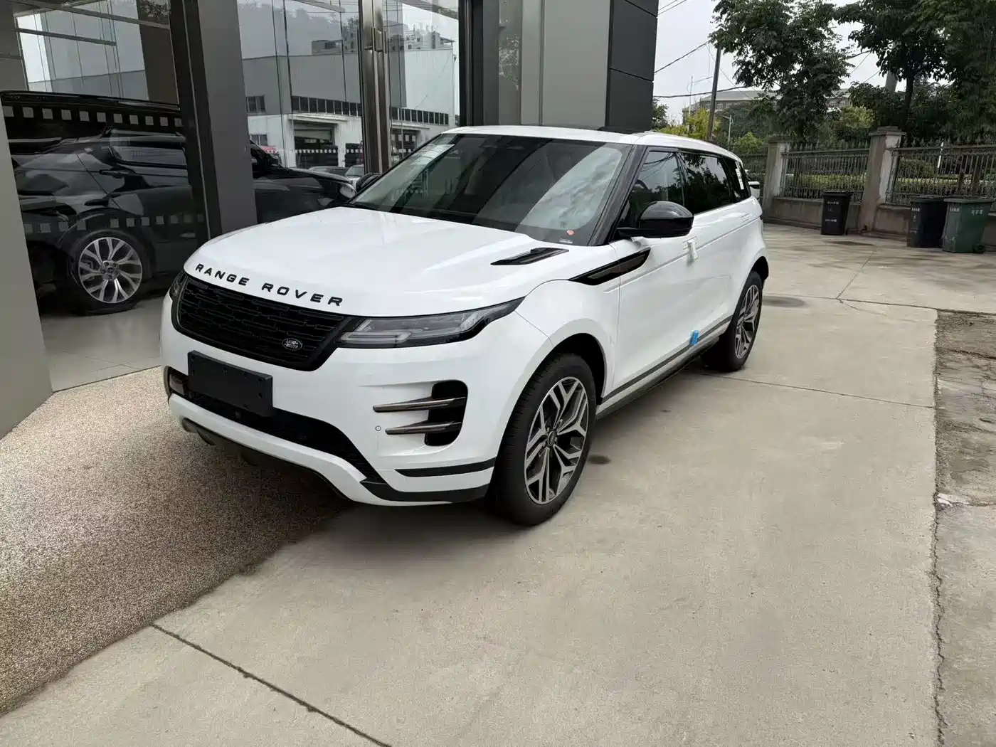 Land Rover Range Rover Evoque 2026 Range Rover Evoque L SE фото 4
