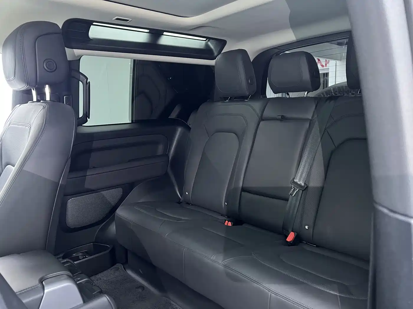 Land Rover Defender 2023 Facelift 90 3.0T P400 XS фото 23