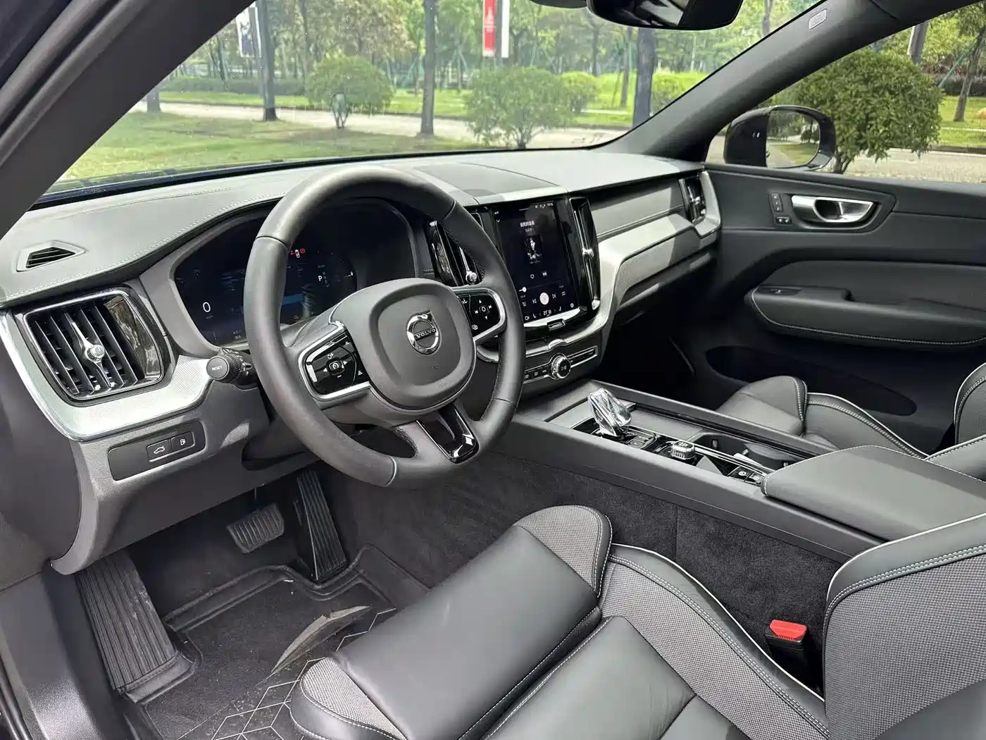 Volvo XC60 Plug-in Hybrid 2025 Plug-in Hybrid Long Range AWD Zhiyuan Polar Night Black Edition фото 6