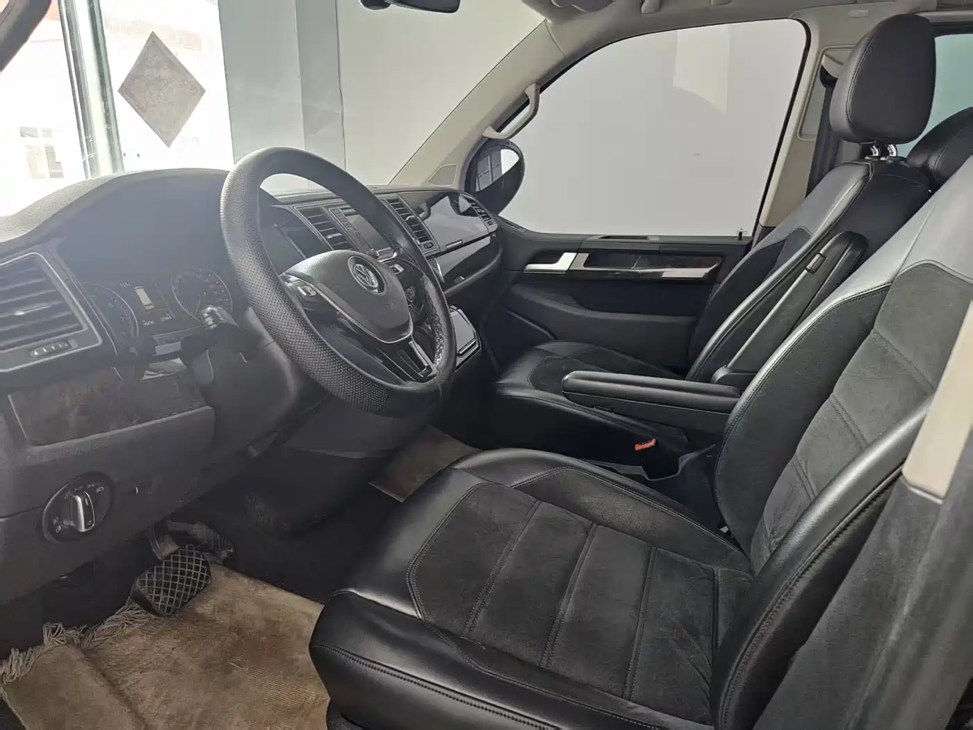 Volkswagen Multivan 2019 2.0TSI 2WD Luxury 7-seater фото 7