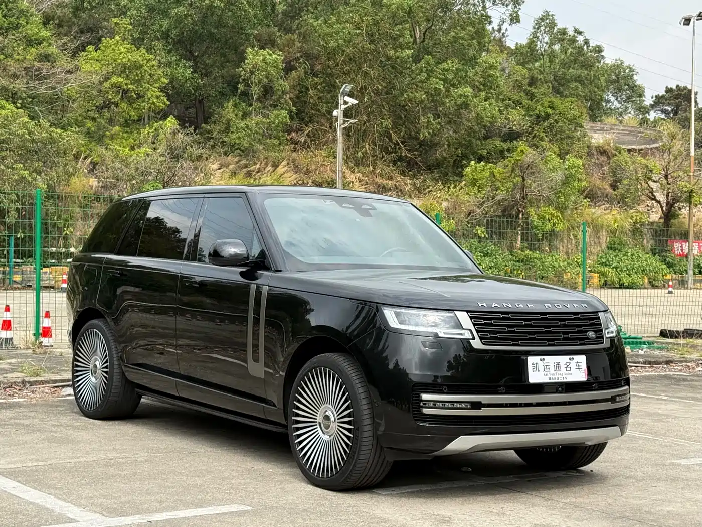 Land Rover Range Rover 2023 3.0 L6 400PS Golden Age 7-Seater Long Wheelbase фото 2