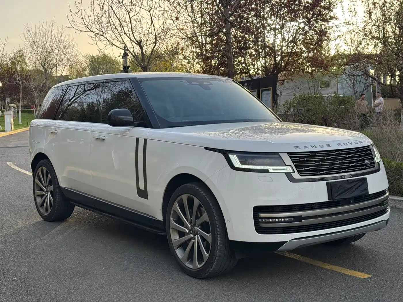 Land Rover Range Rover 2023 3.0 L6 400PS Golden Age 7-Seater Long Wheelbase фото 3