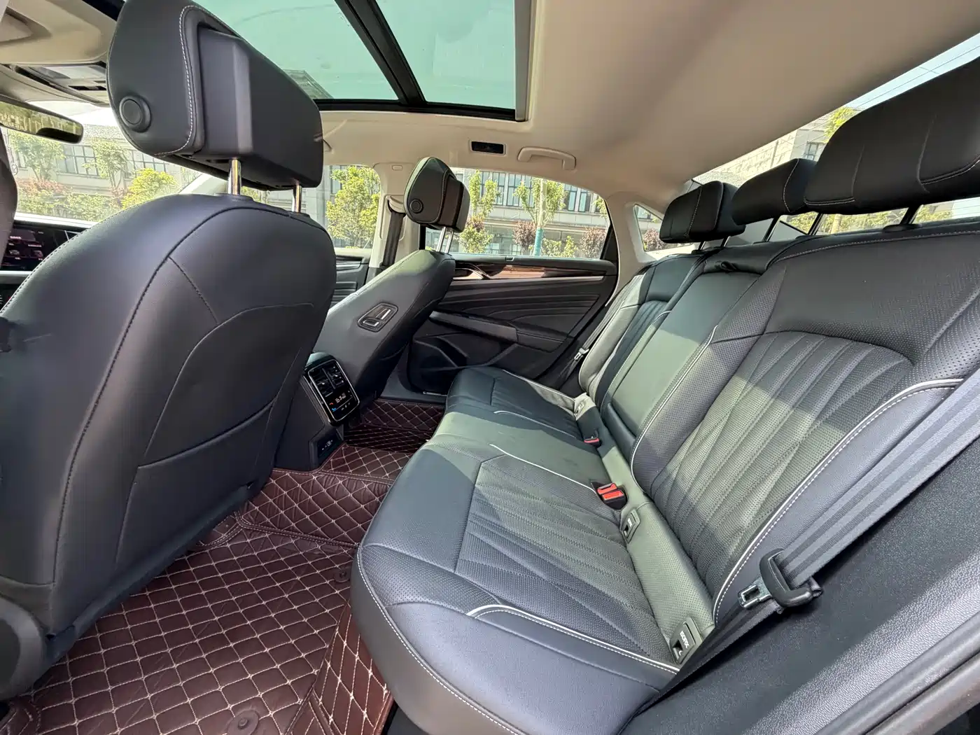 Volkswagen Passat 2022 330TSI Starlight Luxury Edition фото 7