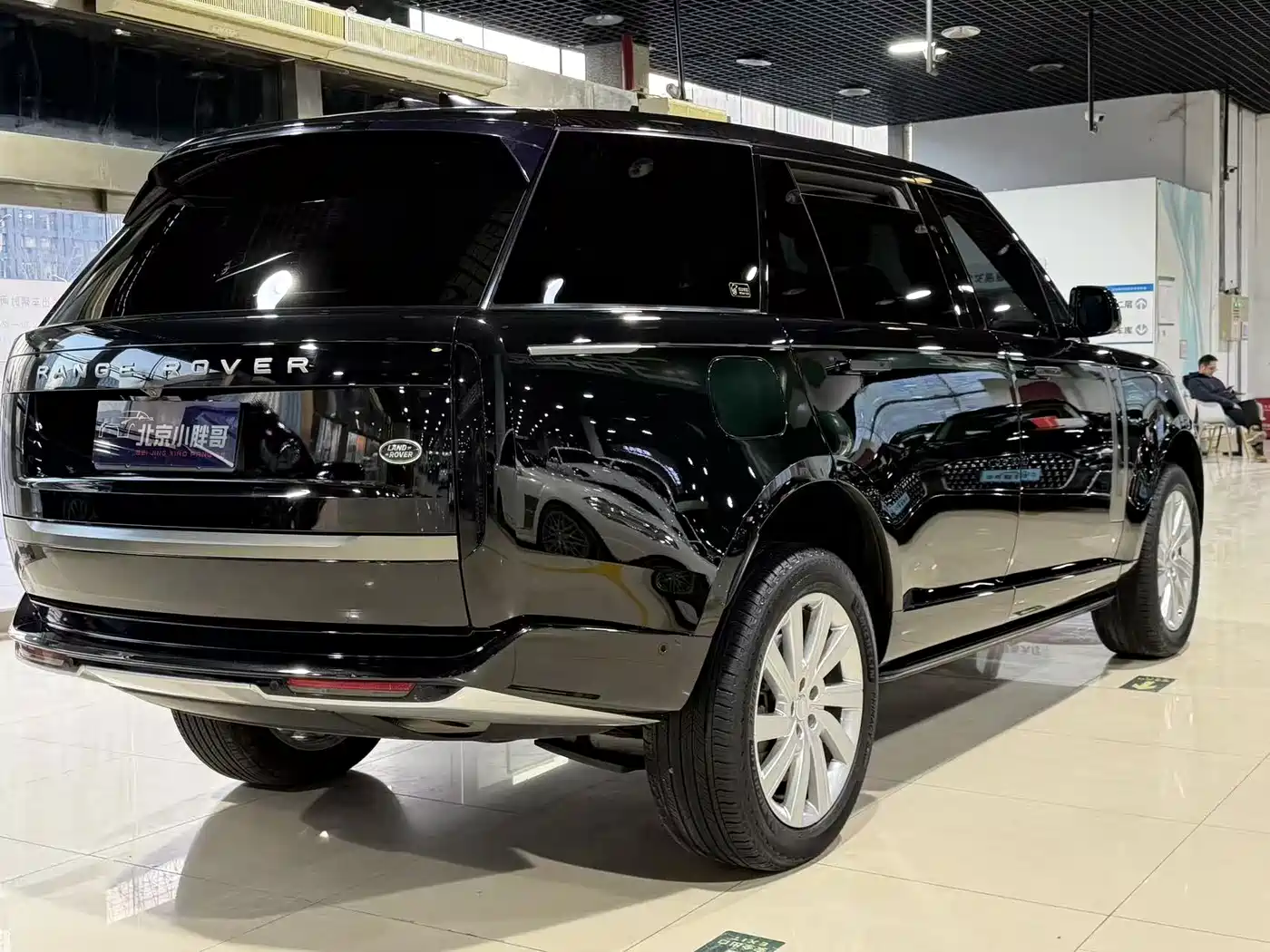 Land Rover Range Rover 2023 3.0 L6 400PS Golden Age 7-Seater Long Wheelbase фото 15