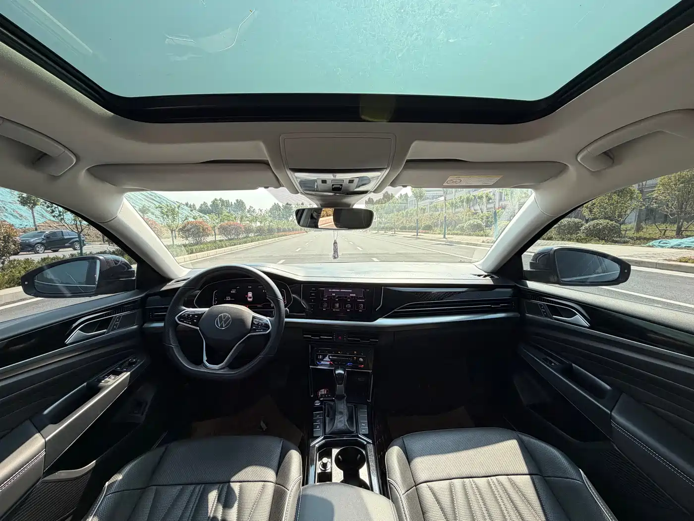 Volkswagen Passat 2022 330TSI Starlight Luxury Edition фото 5
