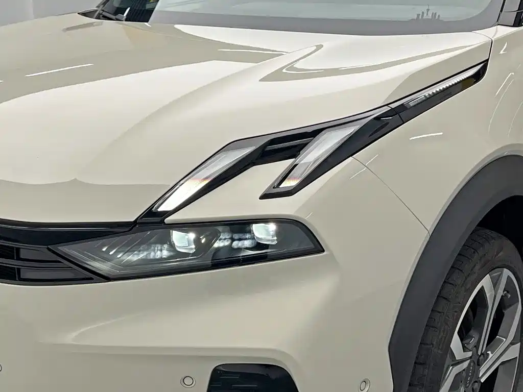 Фото 9 - Lynk & Co 06