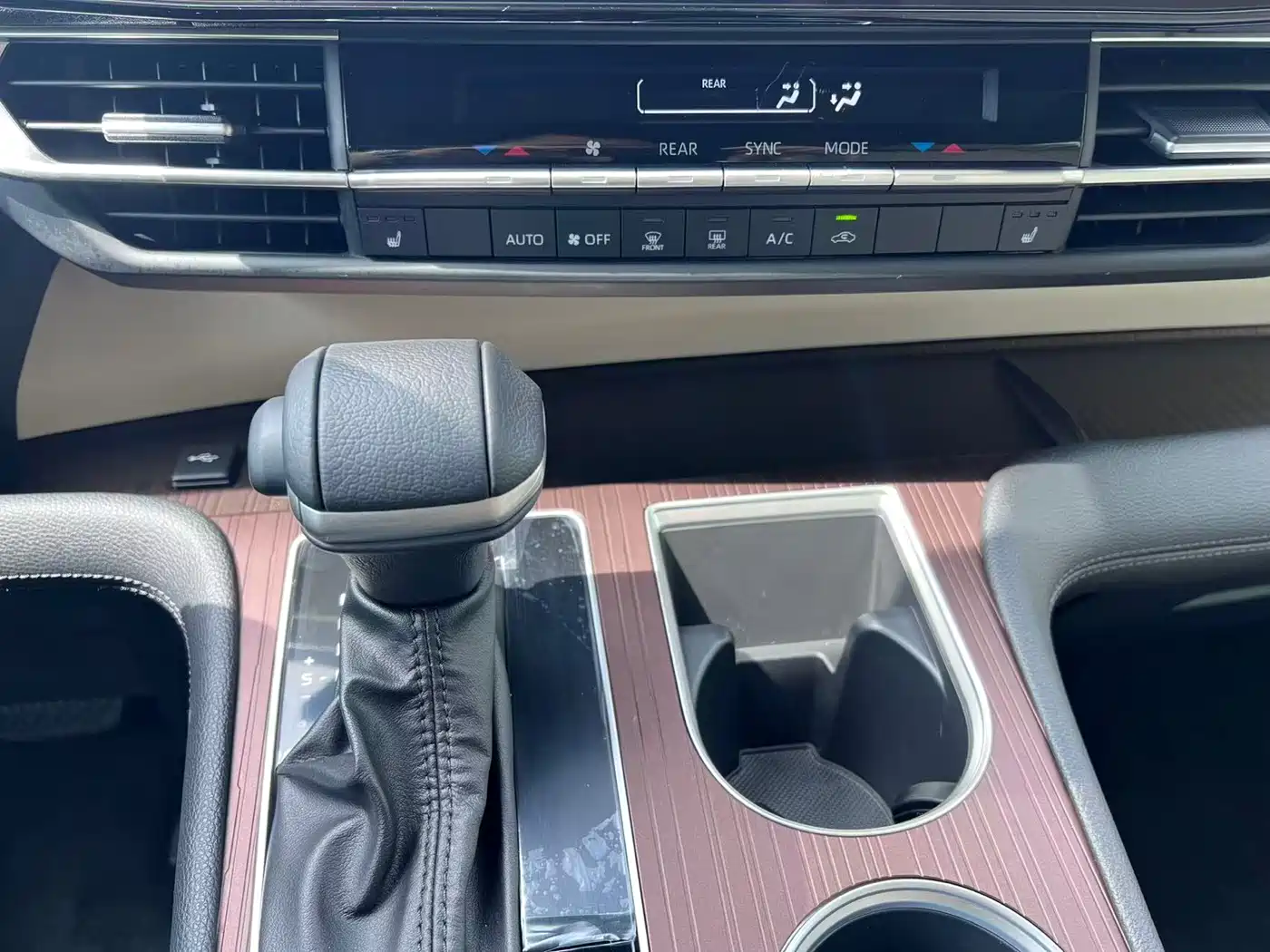 Toyota Granvia 2024 2.5L Hybrid Premium PLUS фото 21