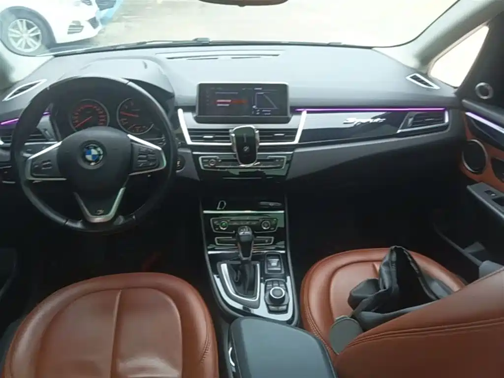 BMW 2 Series Touring 2016 218i Leading фото 10