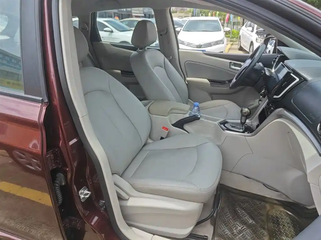 Venucia T70 2016 2016 2.0L CVT Rui Xing Edition