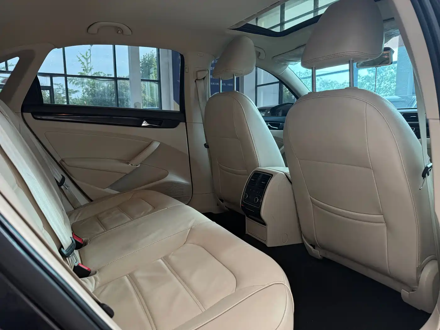 Volkswagen Passat 2014 1.8TSI DSG Luxury Edition фото 13