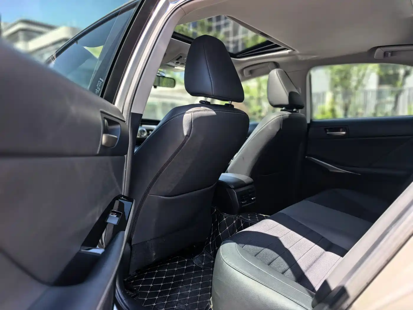Lexus IS 2017 300 Leading Edition фото 8
