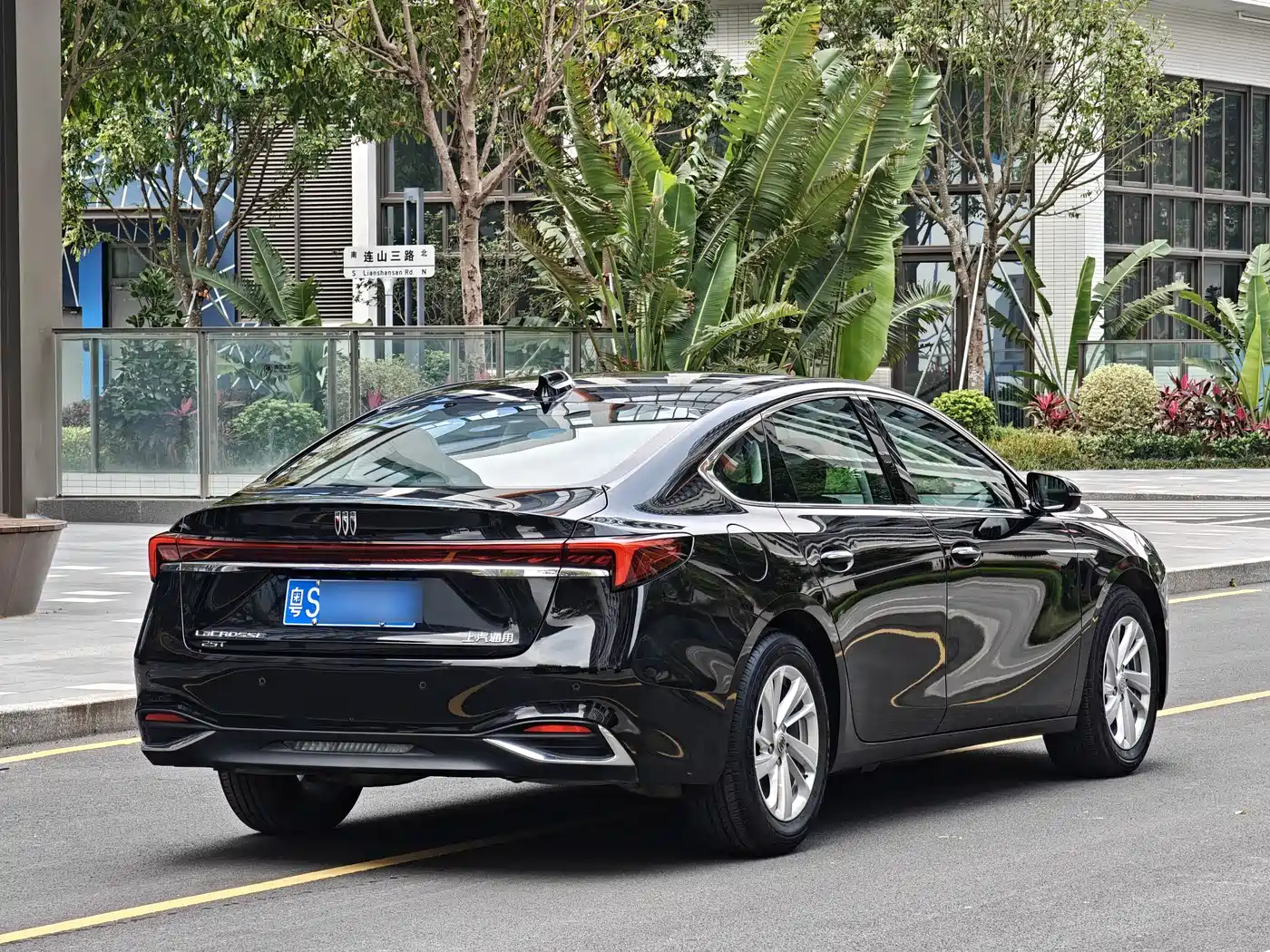 Buick LaCrosse 2023 Facelift 25T Overland Edition фото 10