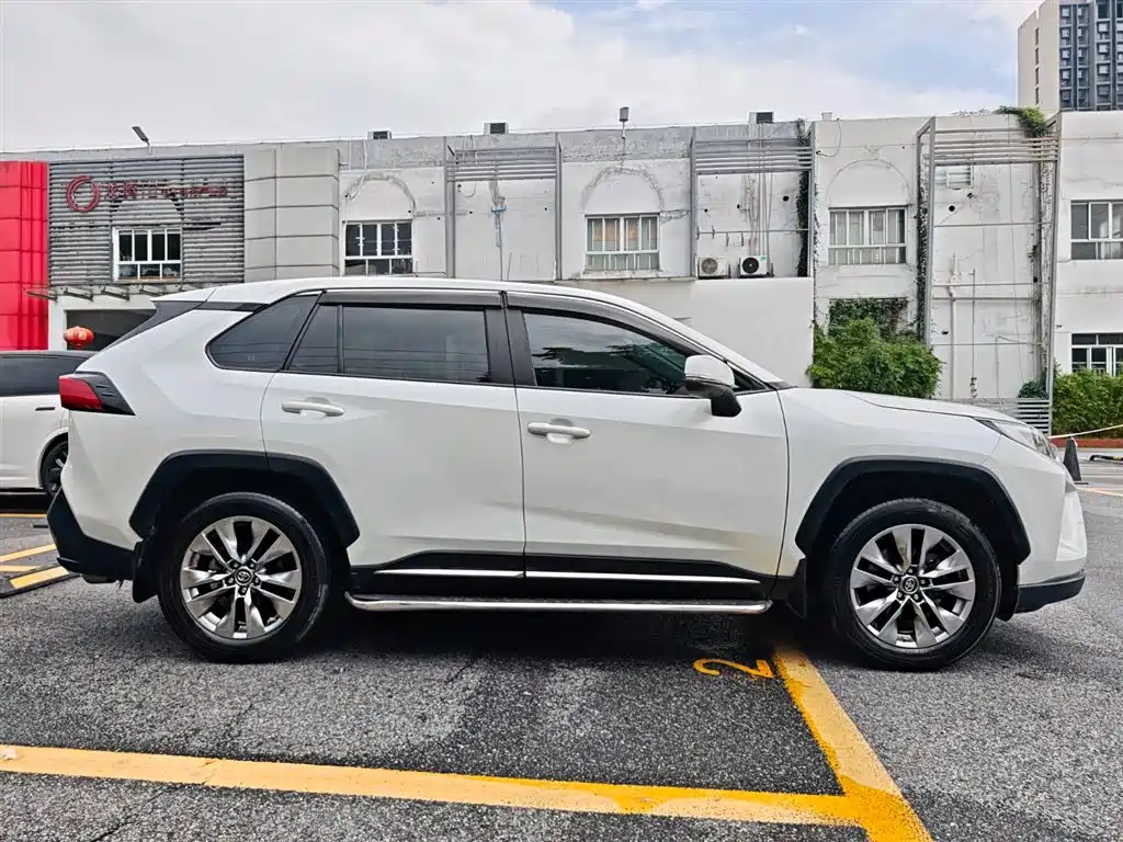 Toyota Wildlander 2022 2.0L CVT FWD Luxury PLUS Edition фото 4