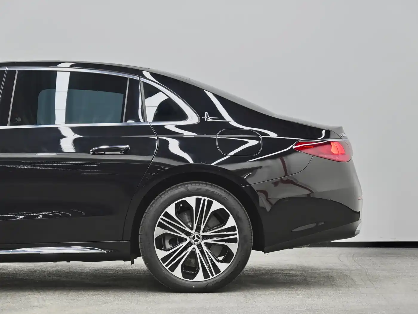 Mercedes-Benz E-Class New Energy 2024 E 350 e L Plug-in Hybrid Sedan фото 22