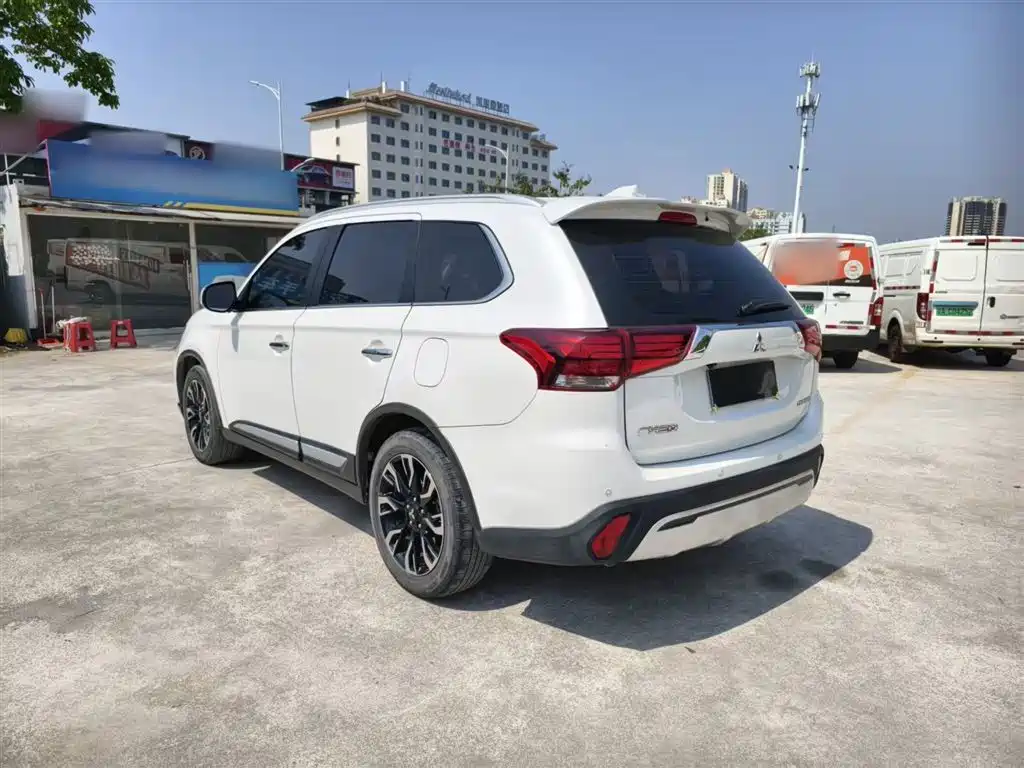 MITSUBISHI OUTLANDER