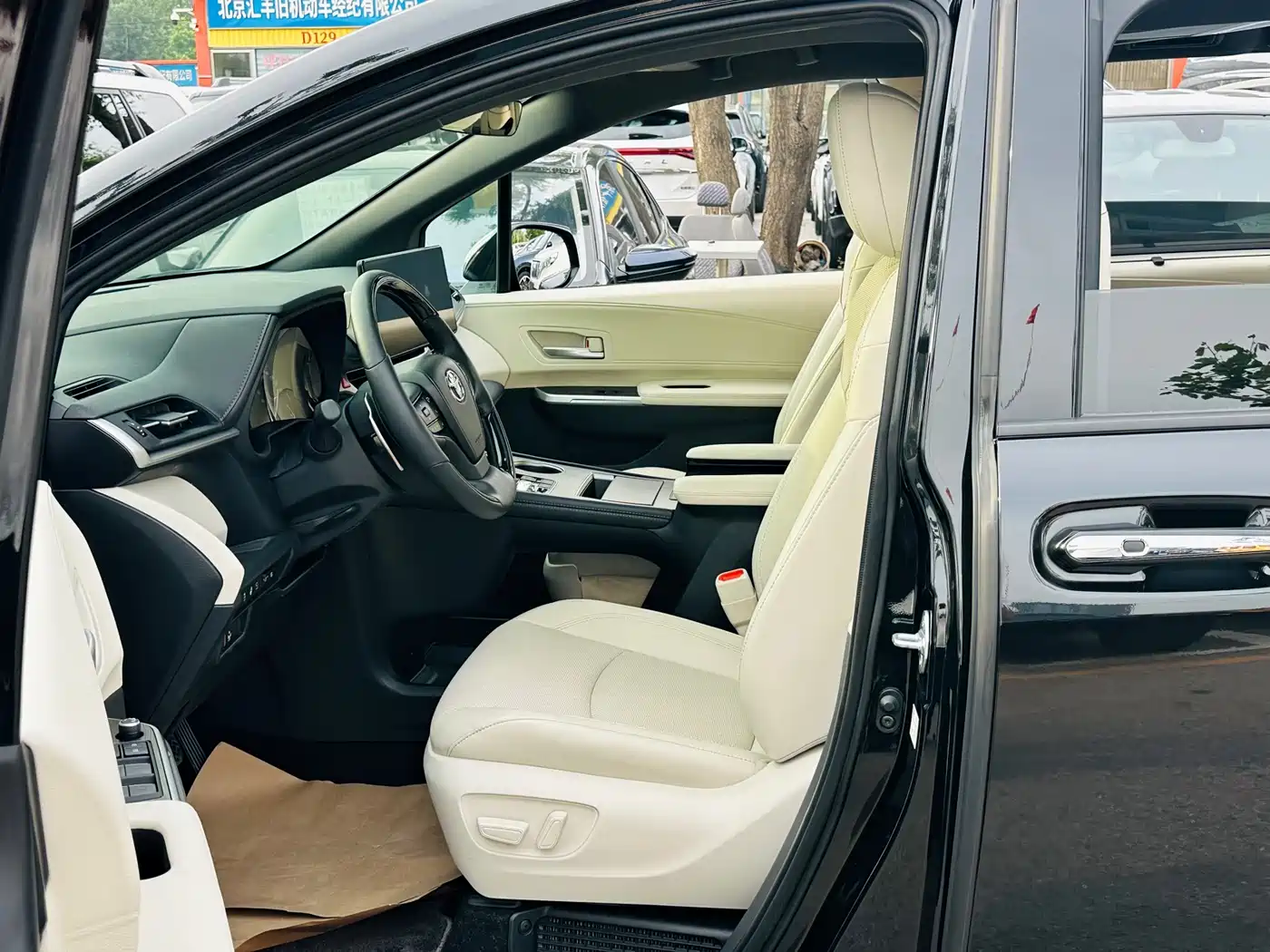 Toyota Sienna 2024 2.5L Hybrid 4WD Premium Edition фото 7