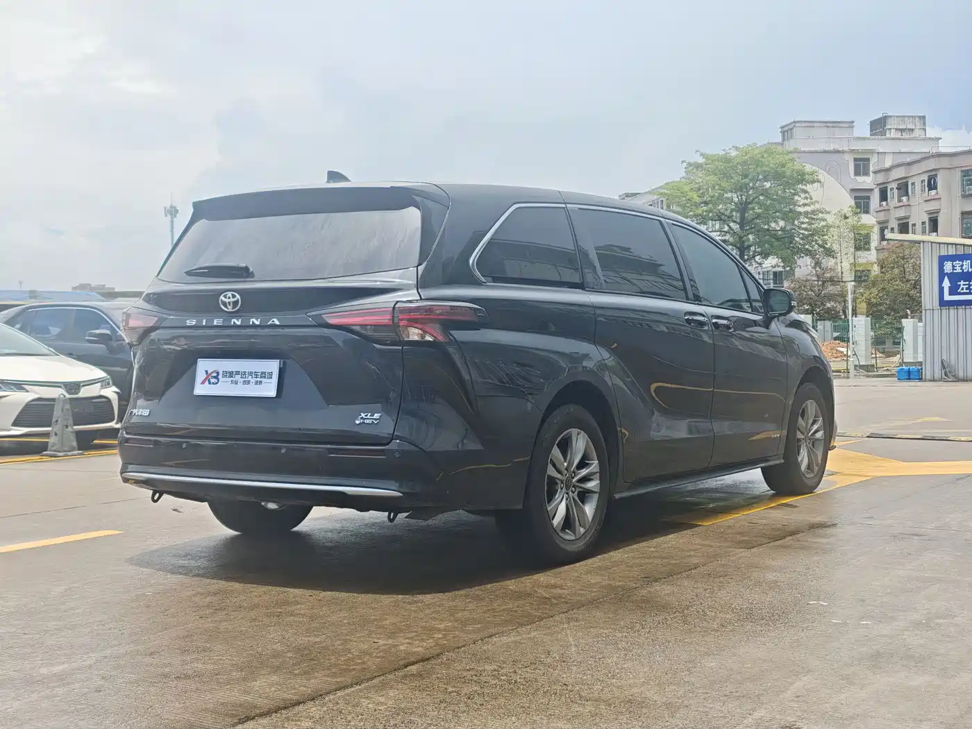 Toyota Sienna 2024 2.5L Hybrid Luxury Edition фото 8