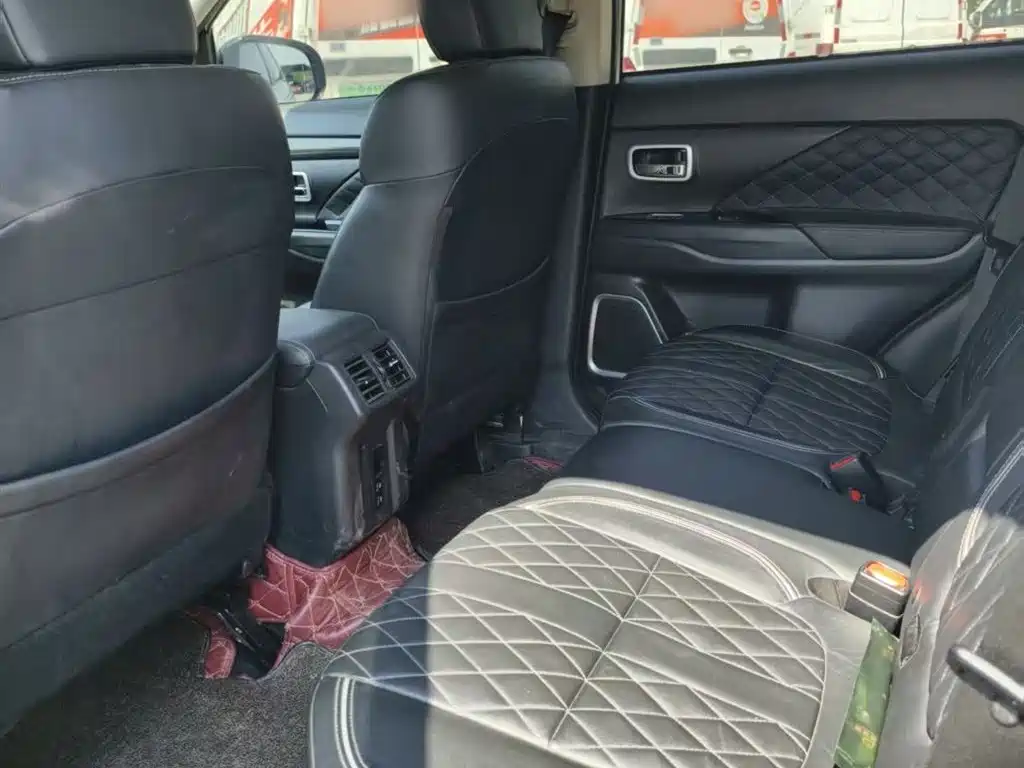 MITSUBISHI OUTLANDER